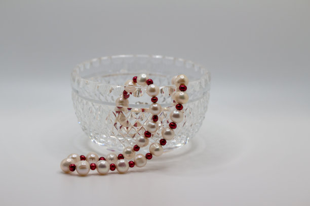 宏观视角的水晶碗与巴洛克珍珠项链图片下载