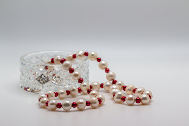 宏观视角的水晶碗与巴洛克珍珠项链图片下载