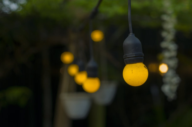 室外咖啡馆的灯光图片下载