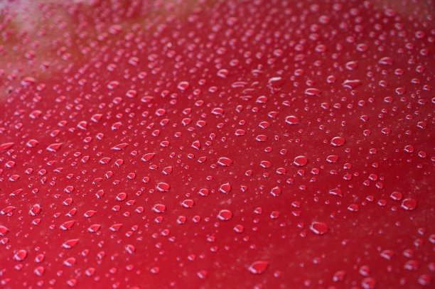 红色引擎盖上的水，交通背景图片下载