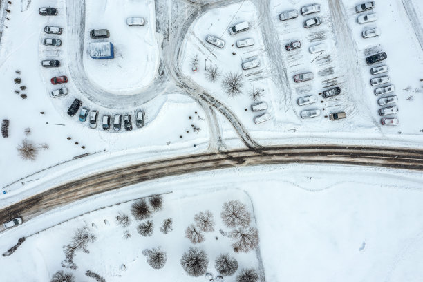 汽车停车场的鸟瞰图，冬天被雪覆盖。无人驾驶飞机的照片。图片下载