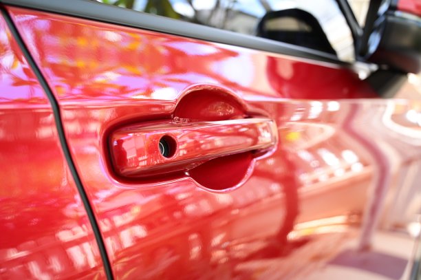 红色汽车门把手，运输业图片下载