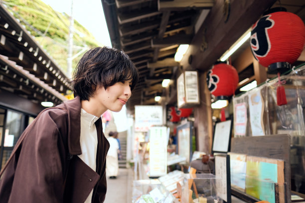 年轻女子喜欢在江尾之岛购物图片下载