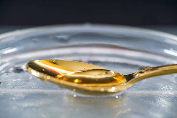 金汤匙与水的选择性聚焦镜头图片下载