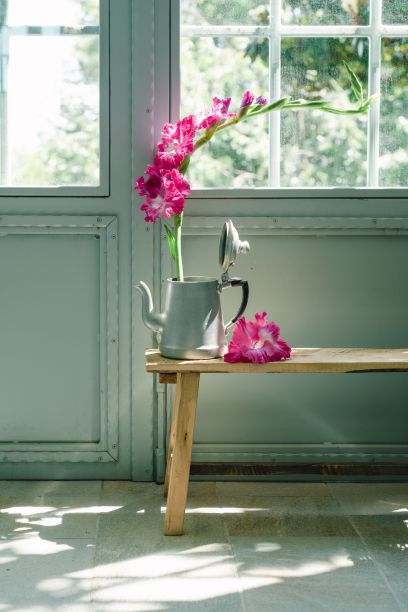 垂直拍摄的花瓶美丽的花朵放在木椅上图片下载