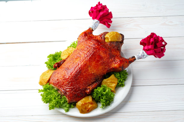 烤炉烤鸭与香草和水果在白色盘子图片下载