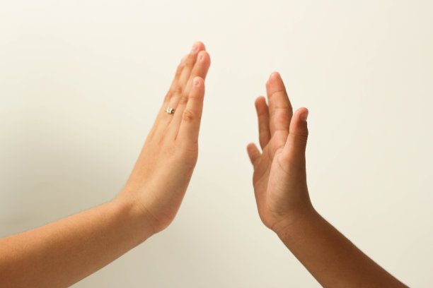 女儿和弟弟握手击掌。孤立。副本的空间。图片下载