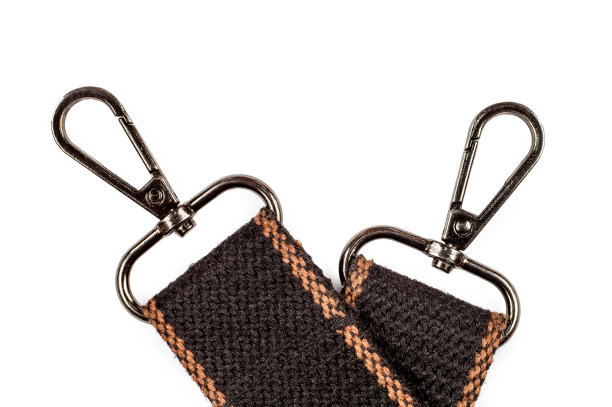 腰带上有两把卡宾枪。图片下载