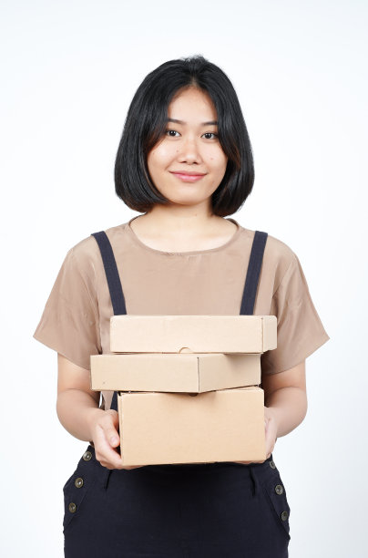 持有包装盒或纸板箱美丽的亚洲妇女孤立的白色背景图片下载