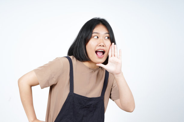 公告用手捂住美丽的亚洲妇女的嘴孤立在白色背景图片下载