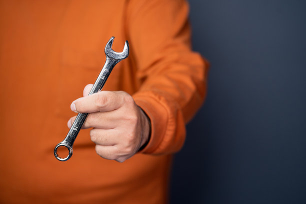 男机械师手持开口扳手工具图片下载