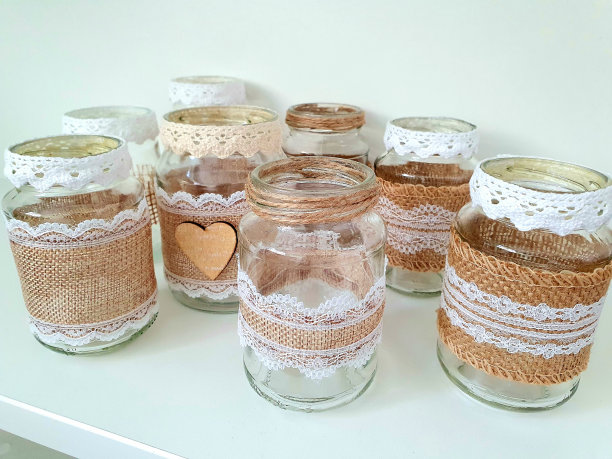 装饰玻璃罐在白色的桌子上作为婚礼纪念品图片下载