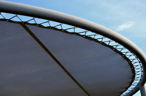 白色的帆布伸展开来，在餐厅的露台上，在幼儿园的操场上，在步行街上，遮阳遮雨。凉棚用管，管灰色的横梁，上有白色的金属钢图片下载