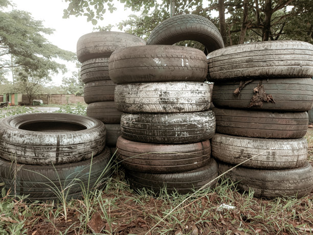 一堆没用过的二手车轮胎图片下载