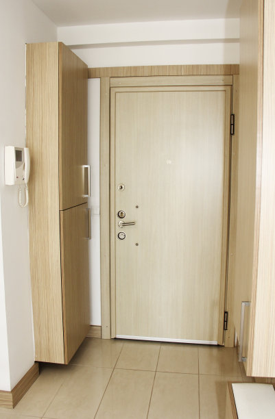 公寓内走廊的室内设计，白墙褐门图片下载