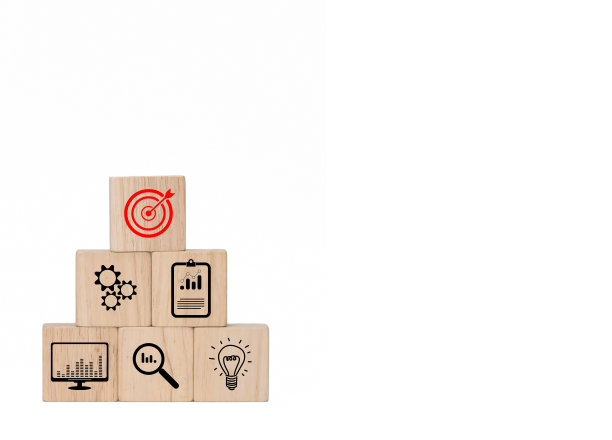 方形木块呈现商业策略故事、行动计划、目标，堆叠木块，带有关于商业策略和行动计划的图标。业务发展理念。留白，白色背景图片下载