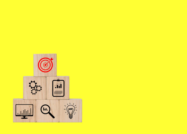 传达商业战略故事的方形木块、行动计划、目标，堆叠木块，展示商业战略和行动计划相关图标。商业发展理念。黄色背景，留白图片下载