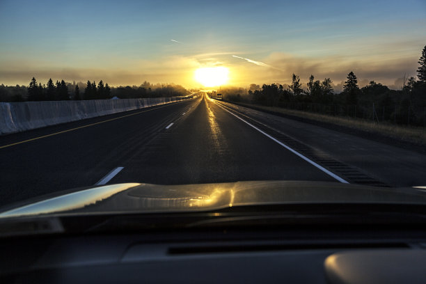 跨加拿大高速公路雾蒙蒙的新斯科舍省日出图片下载