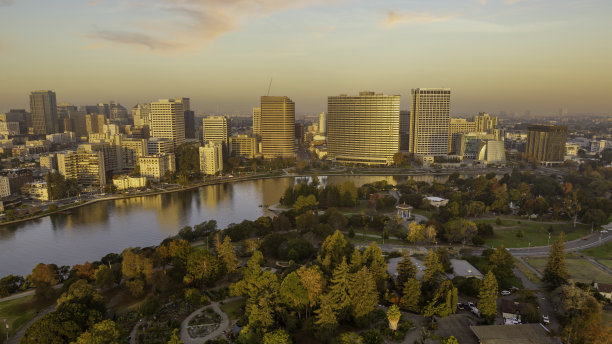 奥克兰市中心和梅里特湖图片下载