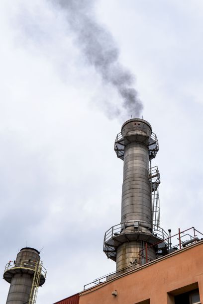 工厂烟囱散发黑烟的垂直照片。污染危机的概念，臭氧层，g图片下载