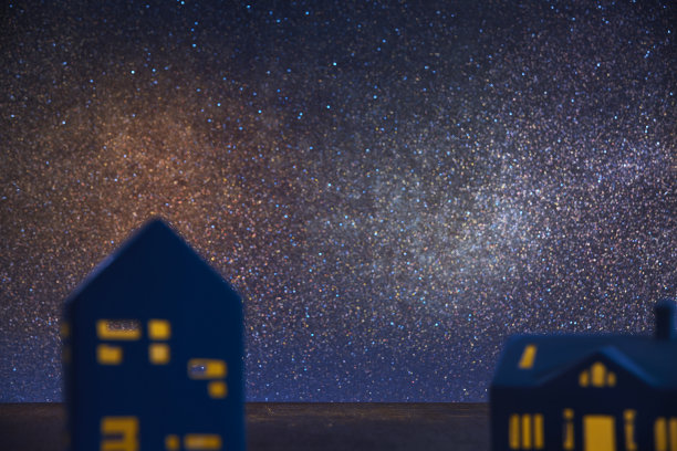房子在圣诞夜有着美丽的银河。图片下载
