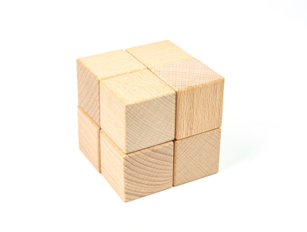 白色背景上的木质立方体积木图片下载