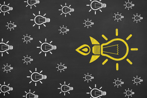 用黑板背景上的灯泡走自己的路图片下载