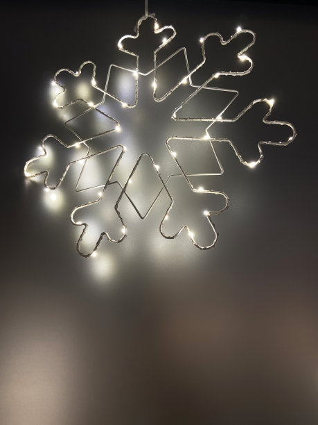 圣诞灯。雪花形状的led灯与复制空间在黑暗的背景图片下载