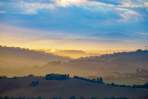 金色薄雾笼罩群山图片下载