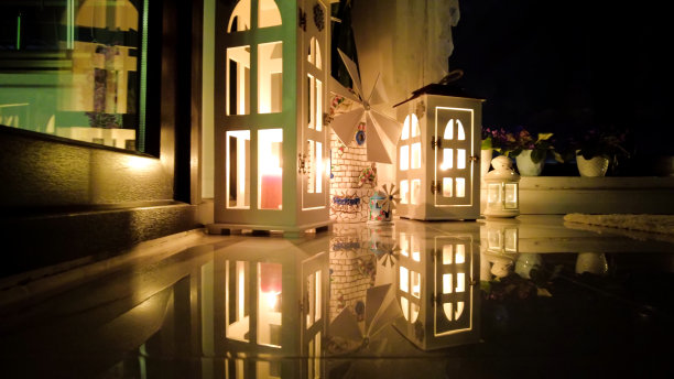 浪漫的夜晚和烛光的倒影图片下载