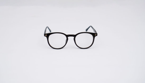 特写镜头的眼镜与黑色框架隔离在一个白色的背景图片下载
