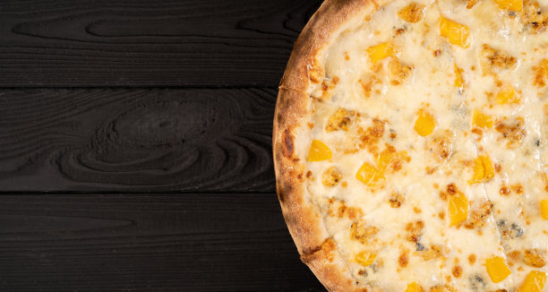 甜的戈尔根佐拉披萨，以蜂蜜和桃子为背景。图片下载