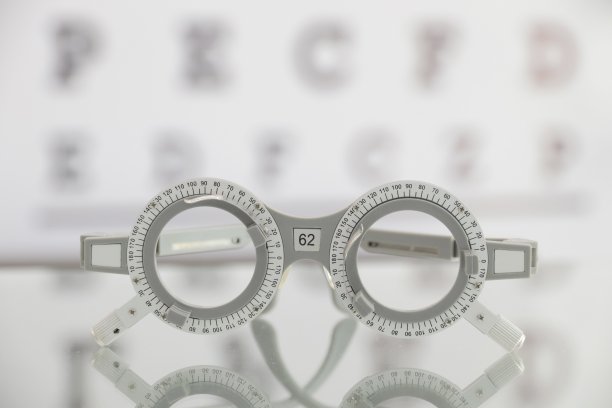 在模糊眼镜店试用镜框眼镜图片下载