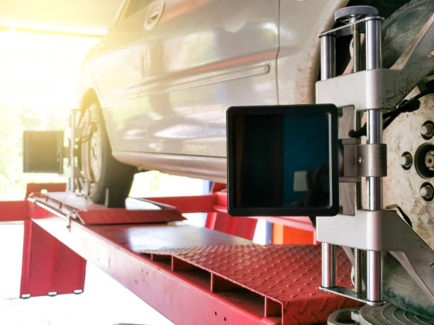 室内汽车车轮校准服务图像。有选择性的重点。图片下载