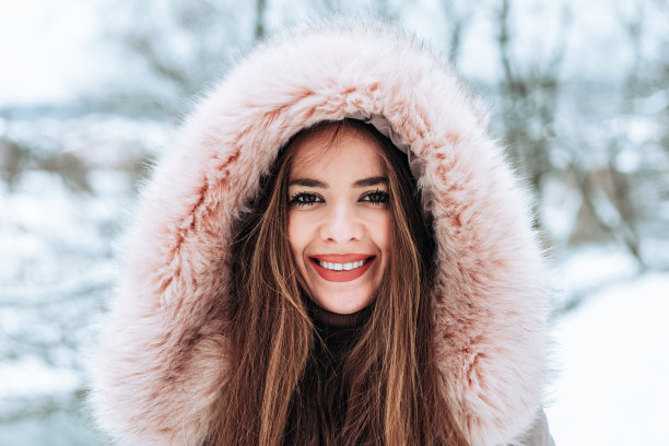 一个穿着冬季皮夹克的年轻女子的户外肖像图片下载