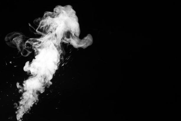 热蒸汽与水滴的运动被隔离在黑色背景上，以覆盖您的照片图片下载