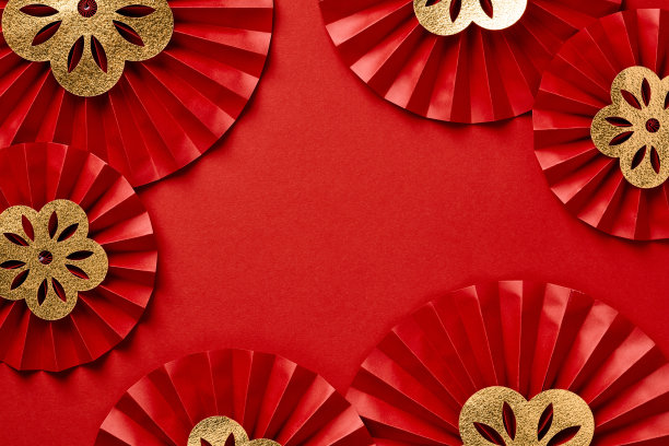 红色背景上有金色花朵的红纸扇。2023年春节快乐概念。图片下载