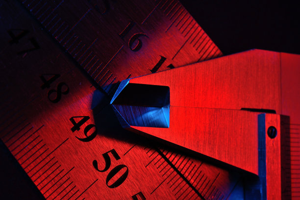 卡尺和金属尺在红色和蓝色照明。特写镜头。图片下载