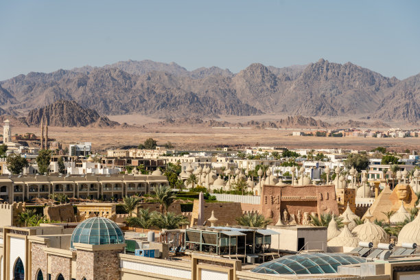 从酒店可以看到山间沙石上的美丽风景图片下载