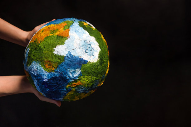 地球在人类手中。拯救地球。地球日。环境的概念图片下载