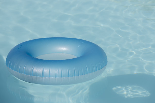 游泳池清澈的水中的充气环图片下载