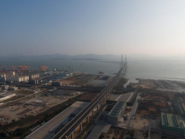 从高角度看横跨大海的大桥图片下载