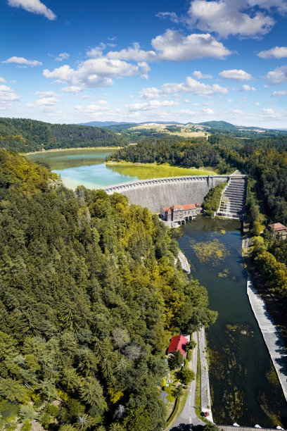 波兰度假——波尔河上有水坝的皮尔乔维切湖图片下载