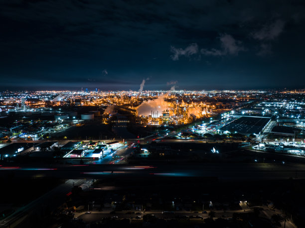 在卡森的炼油厂综合，CA在夜间-空中图片下载