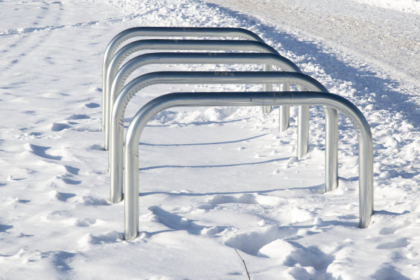 装满雪的空自行车架。图片下载