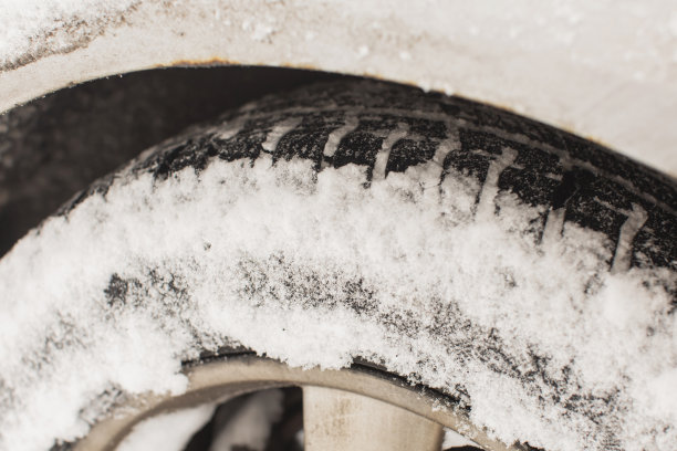 汽车车轮特写。雪下的汽车。冬天的天气。气候。风暴。运输图片下载