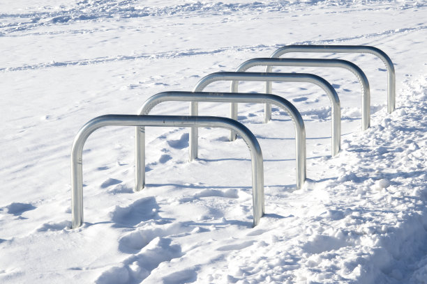 装满雪的空自行车架。图片下载