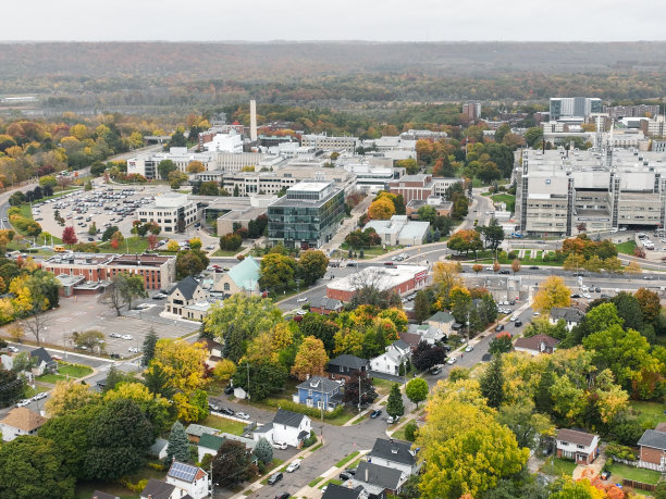 加拿大安大略省汉密尔顿的麦克马斯特大学鸟瞰图图片下载