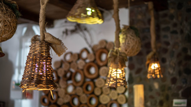 舒适的家庭内部，豪华客厅与天然木制家具库存照片图片下载