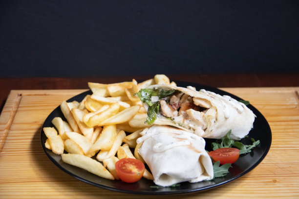 鸡肉卷配炸薯条，番茄，沙拉和白酱汁图片下载